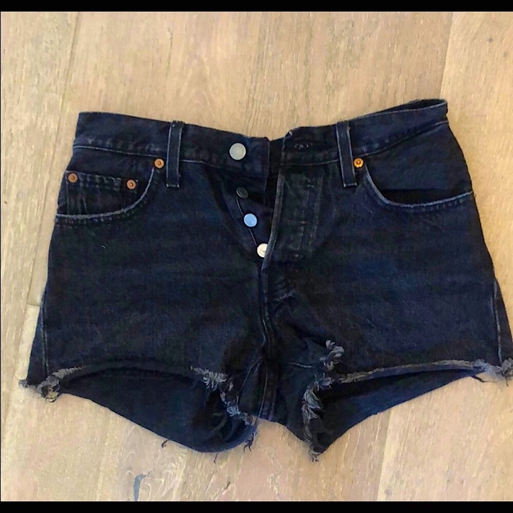 Black Levi’s cut off shorts